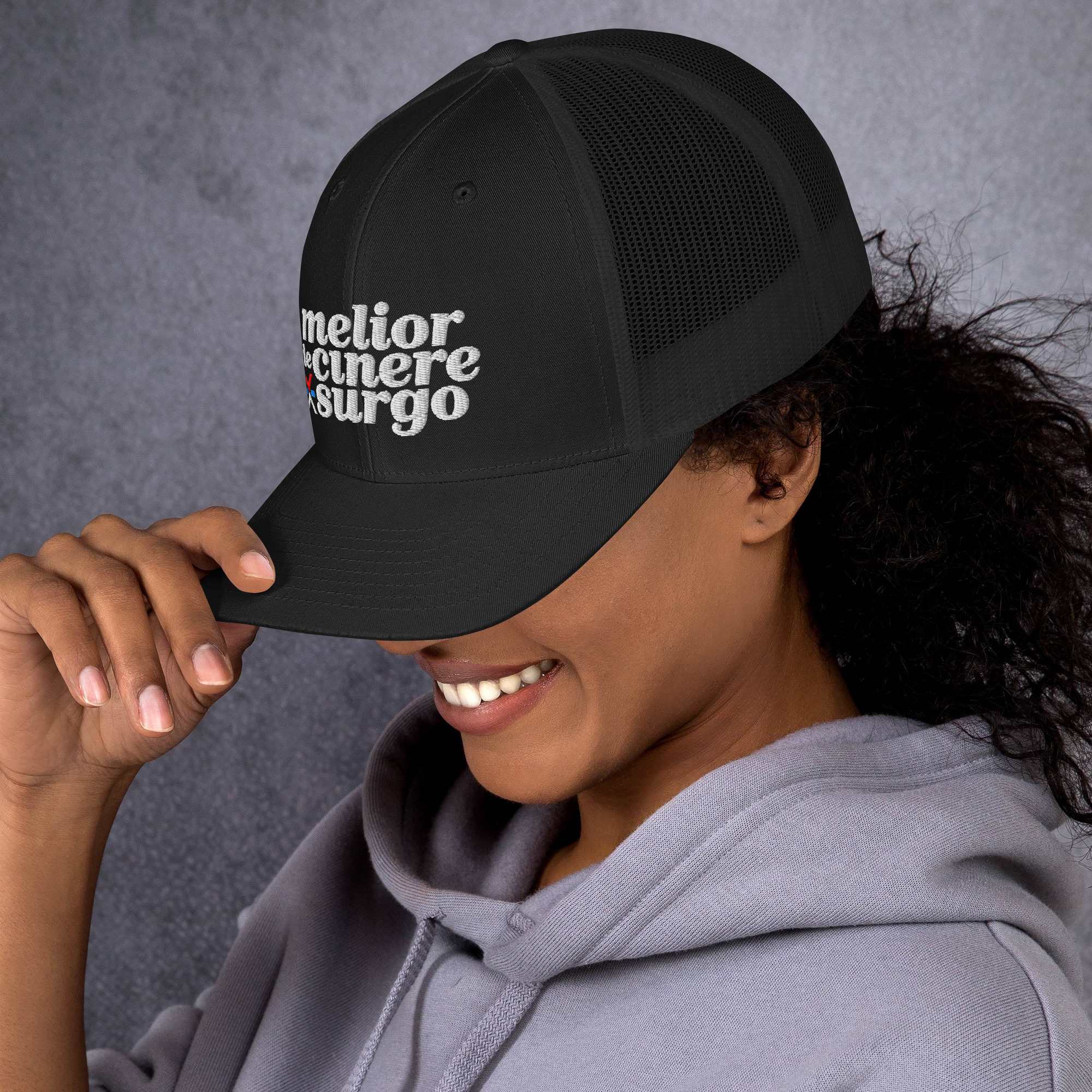 MELIOR DE CINERE SURGO – Trucker Cap