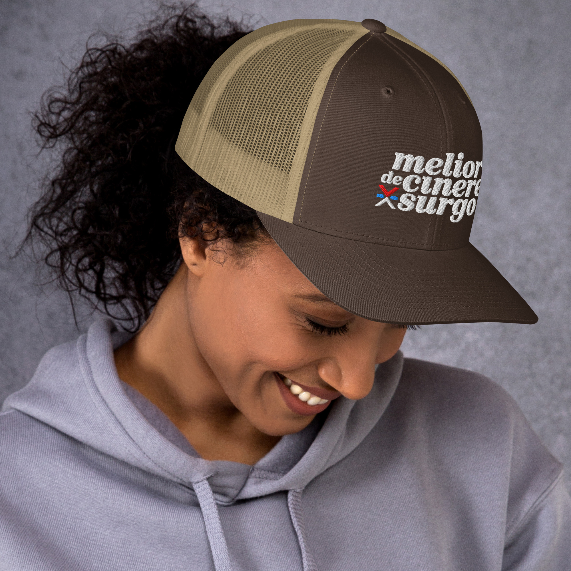 MELIOR DE CINERE SURGO – Trucker Cap