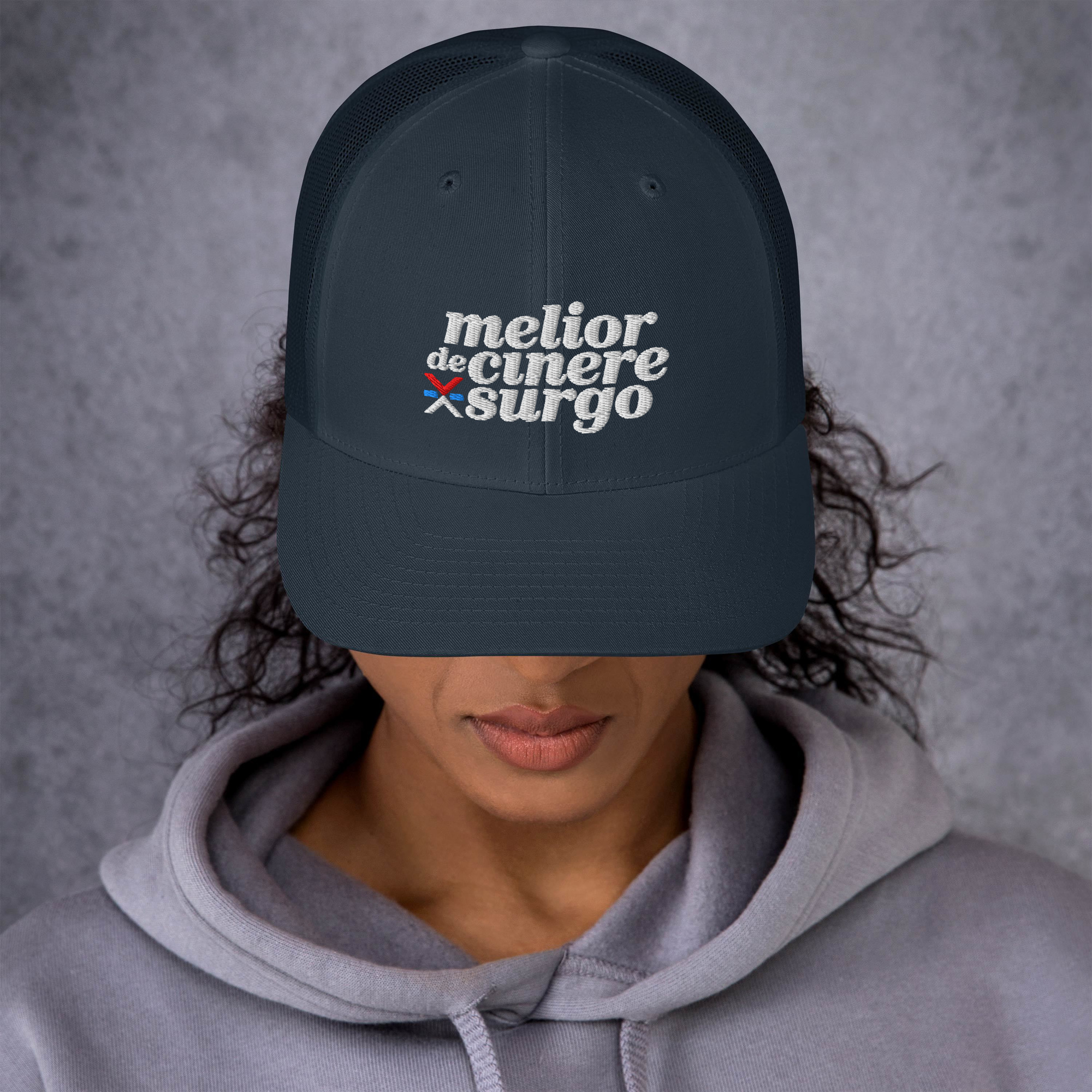 MELIOR DE CINERE SURGO – Trucker Cap