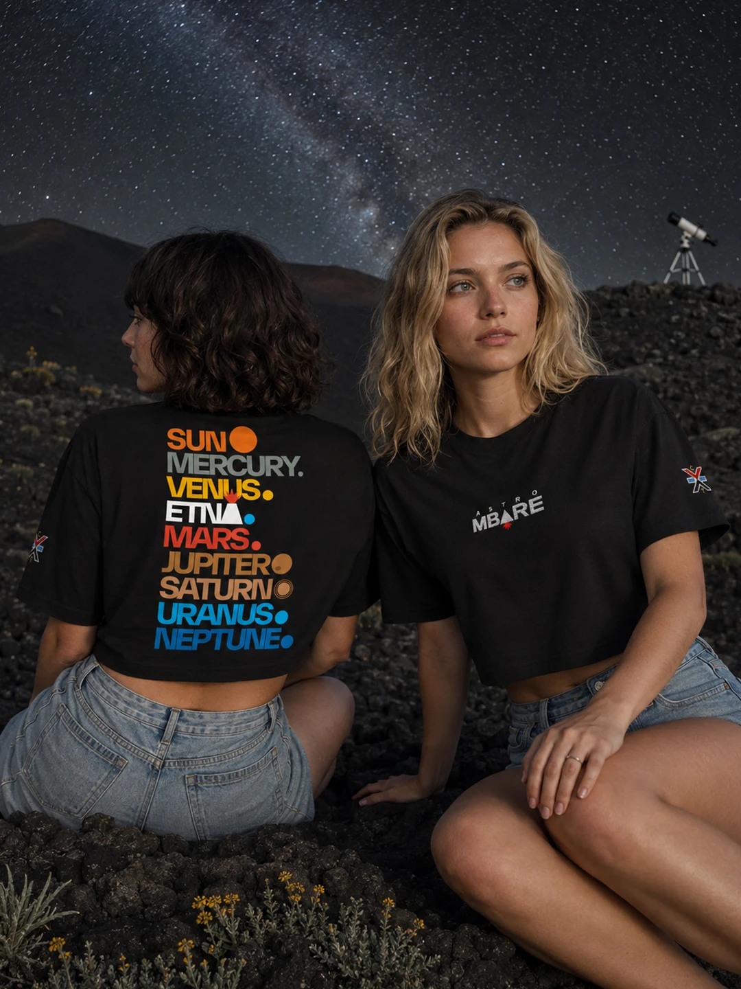 astrombare-wecatania-pianeti_0003s_0000_A2 Centro di Gravità Permanente – AstroMbare x Wecatania – Crop Top