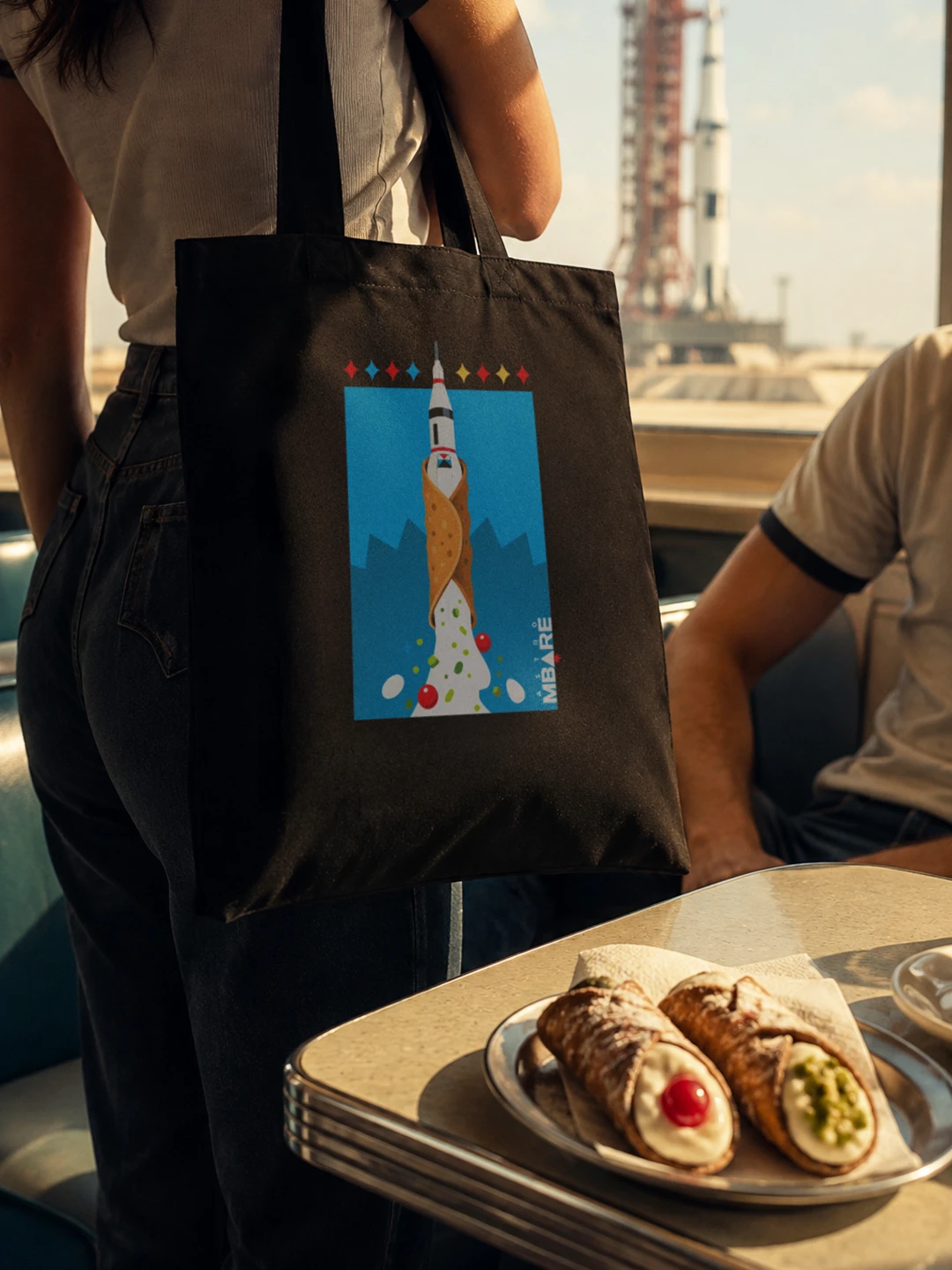 astrombare-wecatania-razzo-cannolo_0004s_0001_1 CannoLOX - AstroMbare x Wecatania - Tote Bag